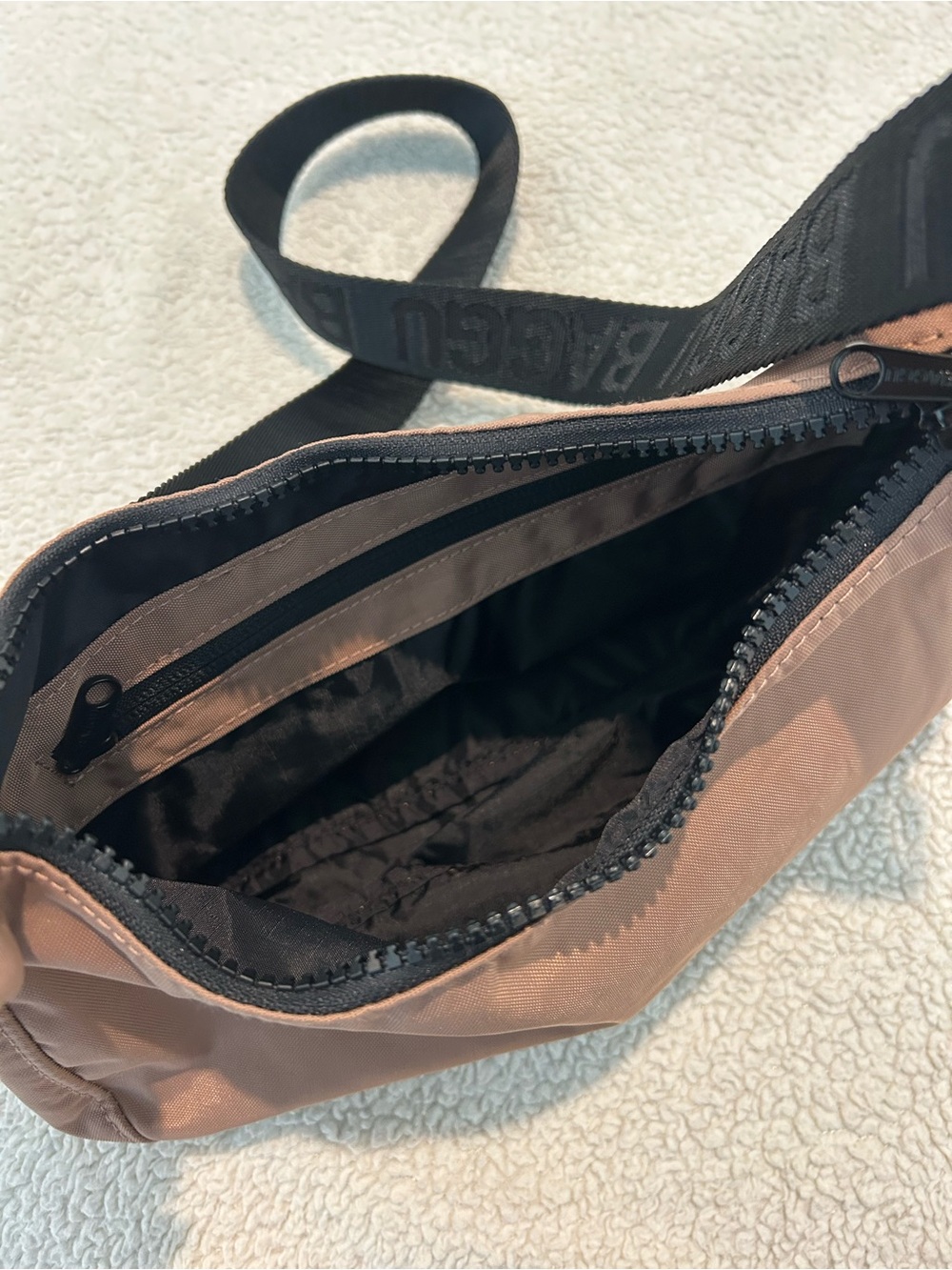BAGGU Small Nylon Crescent Bag - Picture 3 of 3